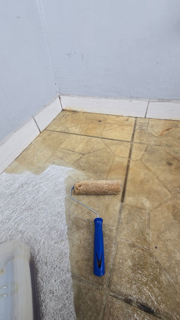 Aplicação de impermeabilização sobre piso cerâmico existente com rolo e fibra de reforço